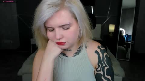 Snapshot of shadow__purr chatting on December 14, 2:06 am Lana online show from December 14, 2:06 am