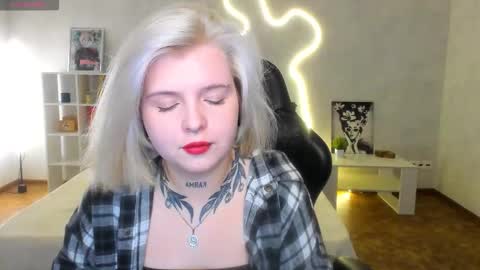 Snapshot of shadow__purr chatting on December 15, 1:10 am Lana online show from December 15, 1:10 am