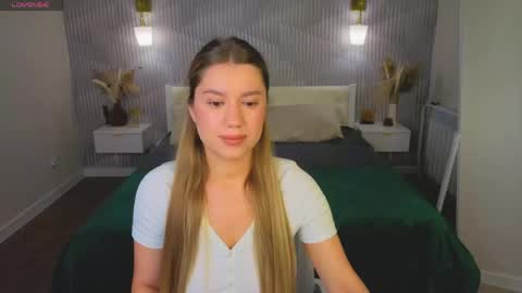 Snapshot of shakira_lux chatting on June 2, 9:00 am Shakira online show from June 2, 9:00 am