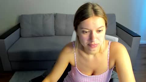Snapshot of shakira_lux chatting on June 9, 8:37 am Shakira online show from June 9, 8:37 am