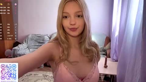 Snapshot of shalaschrantz chatting on June 20, 11:13 am Emily online show from June 20, 11:13 am