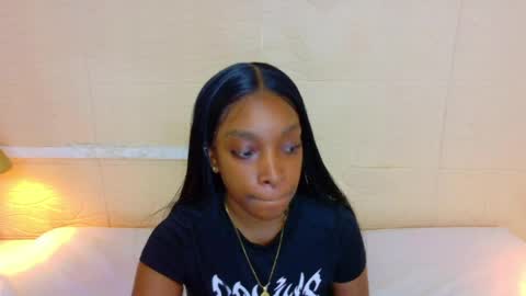 Snapshot of shamira_moore chatting on May 11, 8:17 pm Catalina online show from May 11, 8:17 pm