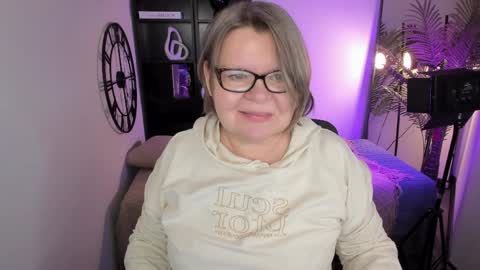 Snapshot of shannonshine chatting on April 3, 5:05 am Shannon online show from April 3, 5:05 am
