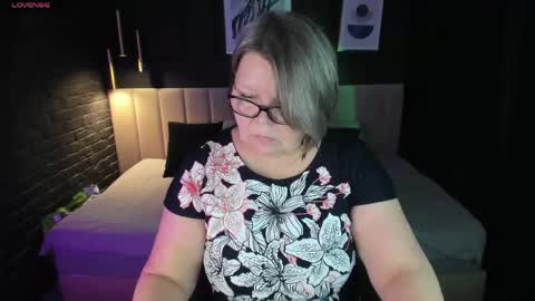 Snapshot of shannonshine chatting on April 6, 1:01 pm Shannon online show from April 6, 1:01 pm