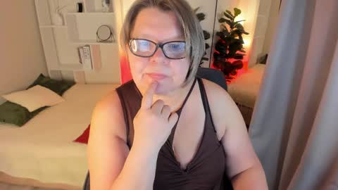Snapshot of shannonshine chatting on May 25, 1:28 pm Shannon online show from May 25, 1:28 pm