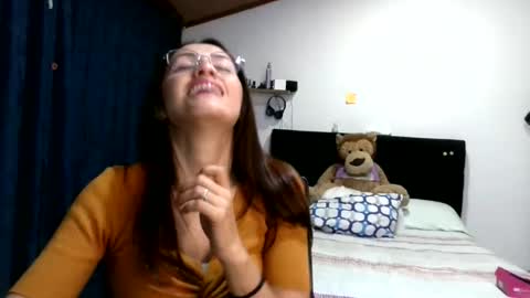 Snapshot of shantaldumont chatting on December 4, 4:22 am shantaldumont online show from December 4, 4:22 am