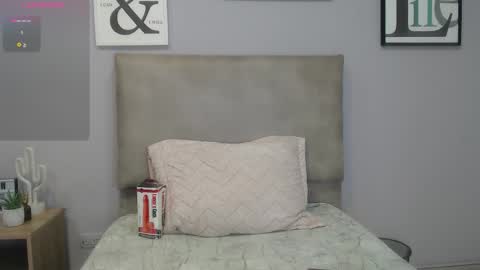 Snapshot of shara_rios chatting on October 15, 1:44 pm shara_rios online show from October 15, 1:44 pm