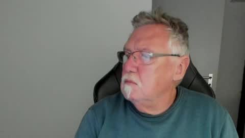 Snapshot of sharlots_pet chatting on April 19, 6:32 pm sharlots_pet online show from April 19, 6:32 pm