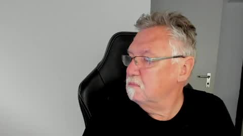 Snapshot of sharlots_pet chatting on April 20, 7:44 am sharlots_pet online show from April 20, 7:44 am