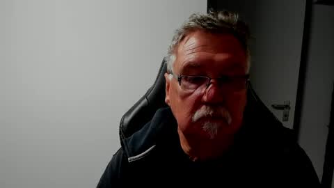 Snapshot of sharlots_pet chatting on April 21, 8:31 am sharlots_pet online show from April 21, 8:31 am