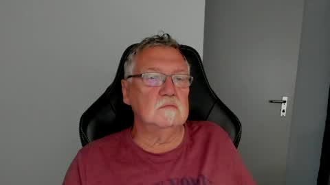 Snapshot of sharlots_pet chatting on April 23, 10:47 am sharlots_pet online show from April 23, 10:47 am