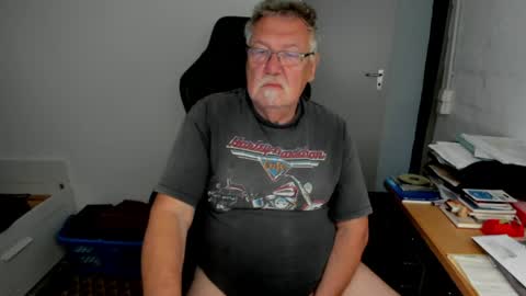 Snapshot of sharlots_pet chatting on April 25, 11:24 am sharlots_pet online show from April 25, 11:24 am