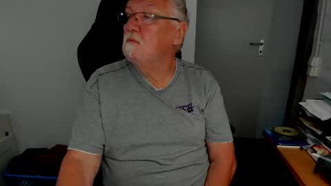 Snapshot of sharlots_pet chatting on April 27, 8:45 am sharlots_pet online show from April 27, 8:45 am