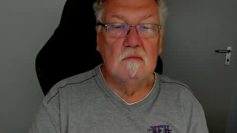 Snapshot of sharlots_pet chatting on April 28, 9:47 am sharlots_pet online show from April 28, 9:47 am