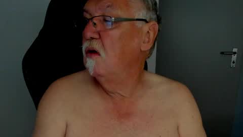 Snapshot of sharlots_pet chatting on April 29, 9:46 am sharlots_pet online show from April 29, 9:46 am