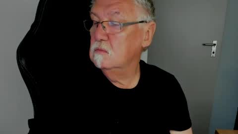 Snapshot of sharlots_pet chatting on May 4, 8:32 am sharlots_pet online show from May 4, 8:32 am