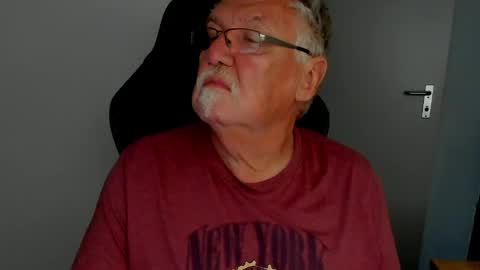 Snapshot of sharlots_pet chatting on May 5, 12:02 pm sharlots_pet online show from May 5, 12:02 pm