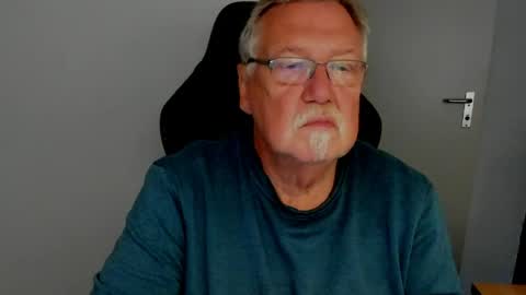 Snapshot of sharlots_pet chatting on May 6, 9:14 am sharlots_pet online show from May 6, 9:14 am