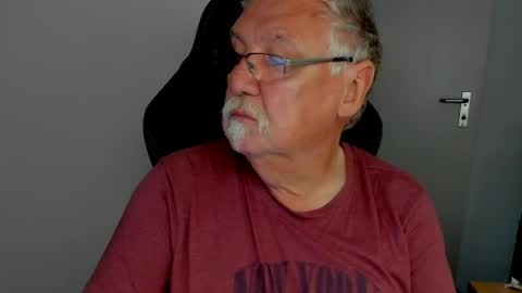 Snapshot of sharlots_pet chatting on May 7, 10:42 am sharlots_pet online show from May 7, 10:42 am