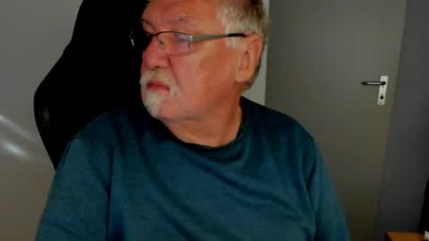 Snapshot of sharlots_pet chatting on May 8, 6:52 am sharlots_pet online show from May 8, 6:52 am
