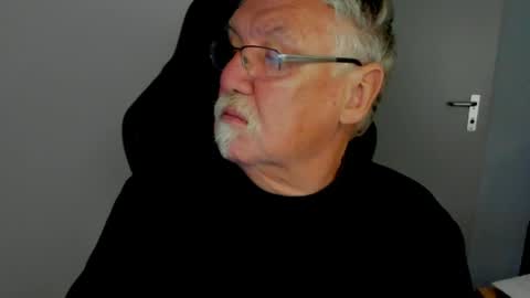 Snapshot of sharlots_pet chatting on May 12, 10:34 am sharlots_pet online show from May 12, 10:34 am