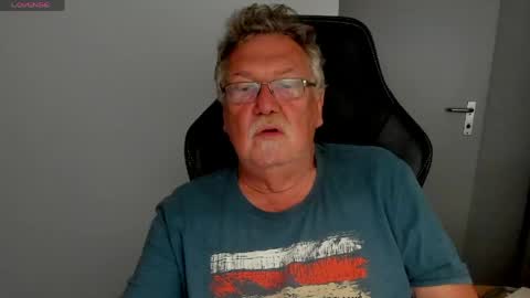 Snapshot of sharlots_pet chatting on May 23, 10:36 pm sharlots_pet online show from May 23, 10:36 pm