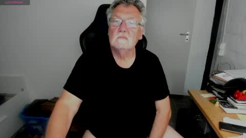 Snapshot of sharlots_pet chatting on May 24, 1:27 pm sharlots_pet online show from May 24, 1:27 pm