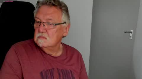 Snapshot of sharlots_pet chatting on June 1, 3:14 pm sharlots_pet online show from June 1, 3:14 pm