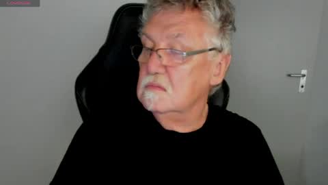 Snapshot of sharlots_pet chatting on June 2, 12:40 pm sharlots_pet online show from June 2, 12:40 pm