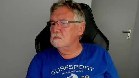 Snapshot of sharlots_pet chatting on June 5, 6:24 pm sharlots_pet online show from June 5, 6:24 pm