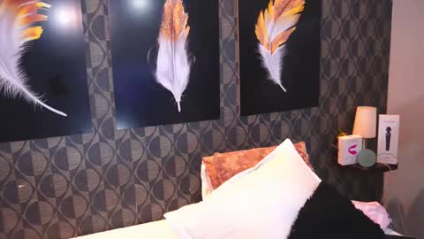 Sharom  online show from March 3, 7:09 pm