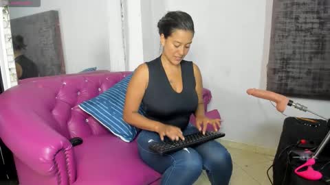 sharoncute16 online show from December 19, 9:33 pm