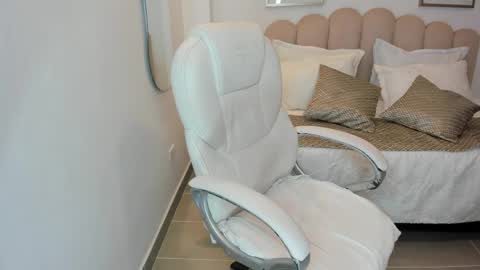 shary_leon_ online show from May 10, 2:11 pm
