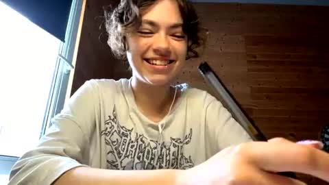 Snapshot of shaunnamallinak chatting on June 14, 9:44 am Viola online show from June 14, 9:44 am