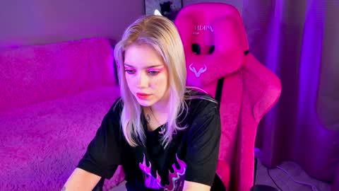 Lola online show from February 4, 9:41 pm