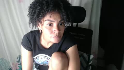 Snapshot of shayna_cute chatting on December 13, 2:43 am Shayna online show from December 13, 2:43 am