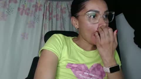 Snapshot of shayna_cute chatting on December 28, 1:29 am Shayna online show from December 28, 1:29 am