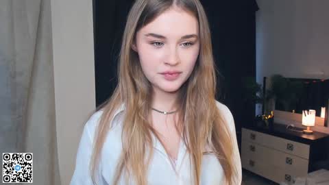 Snapshot of sheenaeast chatting on December 26, 7:03 am Violet online show from December 26, 7:03 am