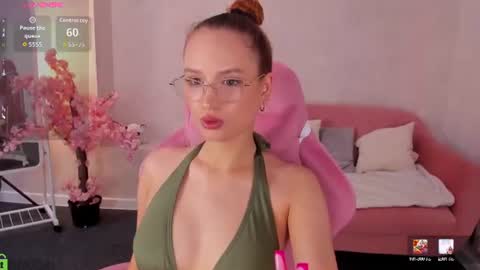 Snapshot of shei1a_shy chatting on June 13, 9:18 am Amely online show from June 13, 9:18 am