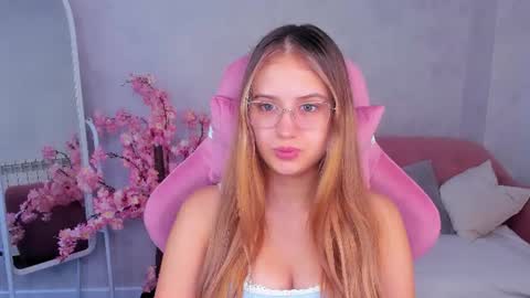 Snapshot of shei1a_shy chatting on June 28, 5:02 am Amely online show from June 28, 5:02 am