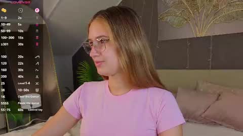 Snapshot of shei1a_shy chatting on July 20, 9:23 am Amely online show from July 20, 9:23 am