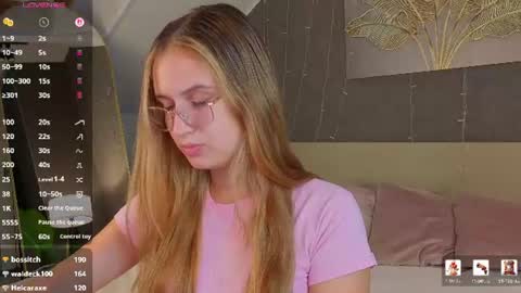 Snapshot of shei1a_shy chatting on July 20, 10:39 am Amely online show from July 20, 10:39 am