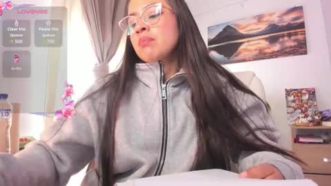 Snapshot of shekina_l chatting on December 4, 1:20 pm lau online show from December 4, 1:20 pm