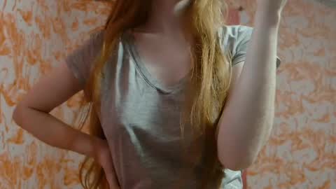 Snapshot of shelikessoymilk chatting on June 3, 1:52 am Erika online show from June 3, 1:52 am