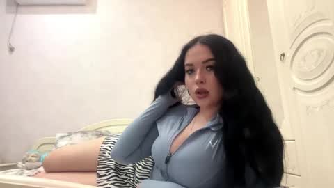 Snapshot of sherikavanleeuwen chatting on March 29, 5:24 pm Mia meow meow online show from March 29, 5:24 pm