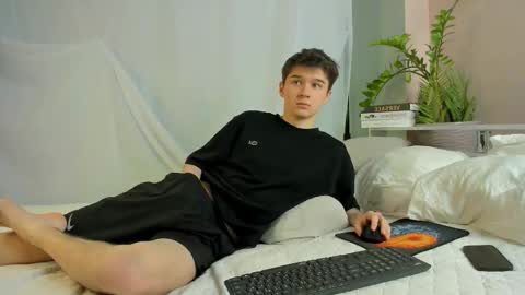 Max online show from March 4, 8:04 pm