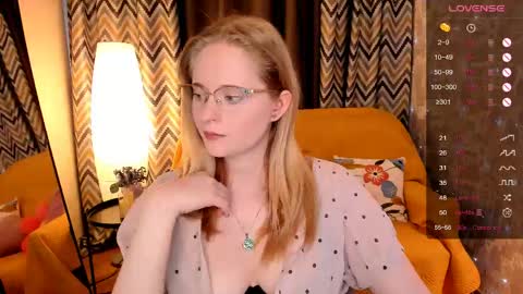 Snapshot of sheslinki chatting on May 22, 8:32 am Hello guys my name is Aemilia online show from May 22, 8:32 am
