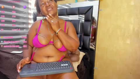 Snapshot of sheyla__ebony chatting on April 15, 12:45 pm sheyla__ebony online show from April 15, 12:45 pm