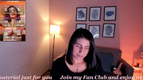 Snapshot of sheyla_hills_ chatting on April 1, 4:13 am Sheyla online show from April 1, 4:13 am