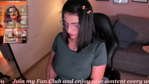 Snapshot of sheyla_hills_ chatting on April 1, 9:34 pm Sheyla online show from April 1, 9:34 pm